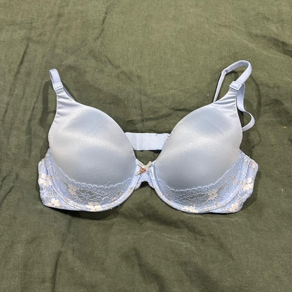 Victoria Secret body by Victoria lightly lined bra 32 C